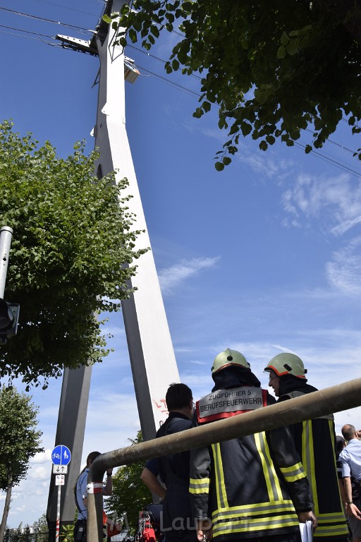 Koelner Seilbahn Gondel blieb haengen Koeln Linksrheinisch P006.JPG - Miklos Laubert